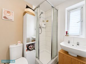 En-suite- click for photo gallery